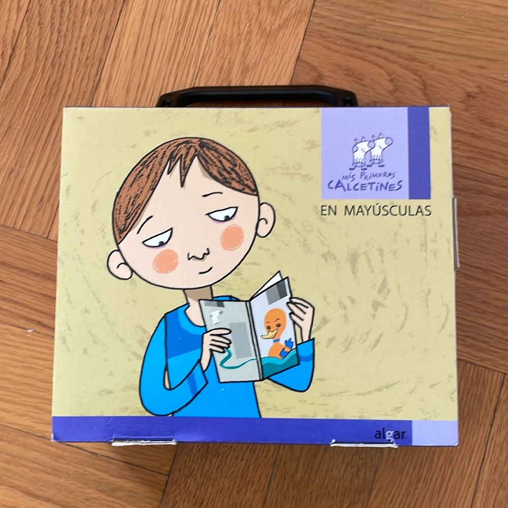 Mis Primeros Calcetines En Mayúsculas (A Box Set of Books for Beginning Readers)